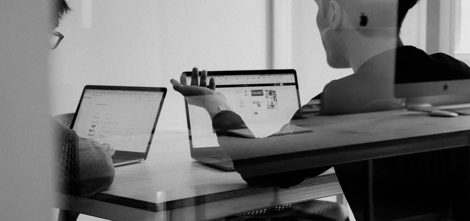 Werkplek met laptop bij ODEN. Creative Studio