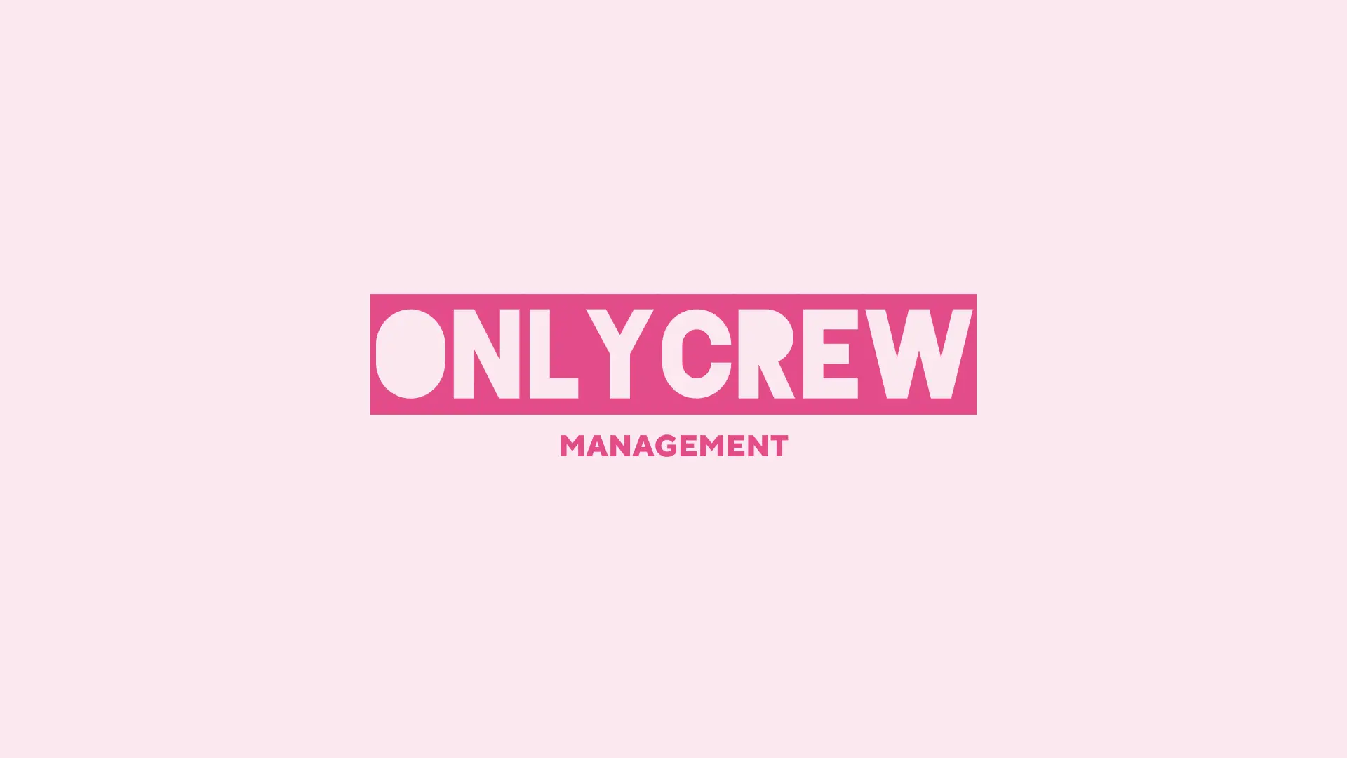 Logo Onlycrew Management op roze achtergrond