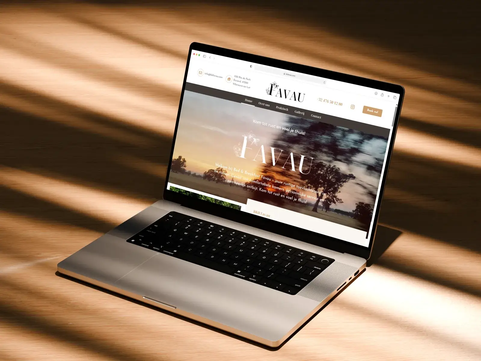 Website van B&B Favau op een laptop